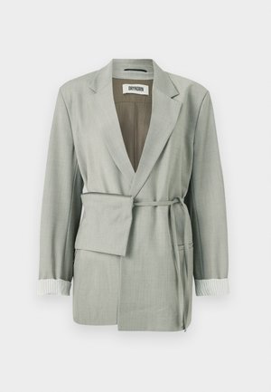 Blazer gris clair à coupe décontractée, avec une taille ceinturée, un col châle et des accents de poignets rayés. Tissu lisse avec des bords-tailleur.