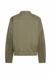 Olivengrøn bomberjakke med en glat overflade, elastisk talje og manchetter samt et minimalistisk design. Har en klassisk krave og ingen synlig hardware.