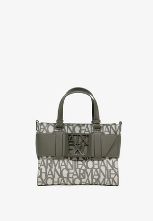 Bolso de lona gris con un gran patrón de logotipo, asas dobles y una correa ancha de tela con detalle de hebilla con logotipo. Diseño liso y estructurado.