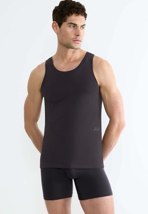 Donkergrijze tanktop en bijpassende shorts van gladde stof. Mouwloos ontwerp, getailleerde vorm en minimale merkdetails aan de zoom.