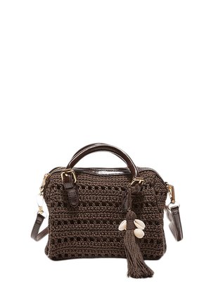 Brązowa pleciona torebka z skórzanymi uchwytami, odpinanym paskiem na ramię oraz frędzlem z dołączonymi ozdobnymi muszlami.