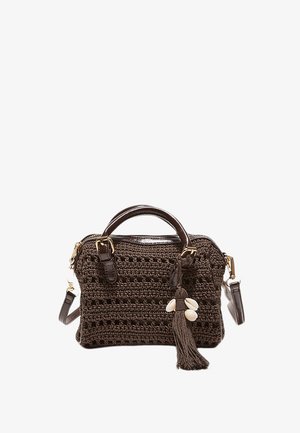 Smeđa tkanina torba s kožnim ručkama, uklonjivim remenom za rame i resom s pričvršćenim ukrasnim školjkama.