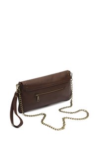 Borsa a pochette in pelle marrone con tracolla a catena staccabile in tono dorato, tasca con zip anteriore e dettagli a borchia. Texture liscia e forma rettangolare.