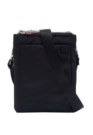 Czarna torba na ramię z nylonu, wyposażona w zamek błyskawiczny, regulowany pasek oraz minimalistyczny design z subtelnym logo.