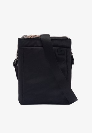 Czarna torba na ramię z nylonu, wyposażona w zamek błyskawiczny, regulowany pasek oraz minimalistyczny design z subtelnym logo.