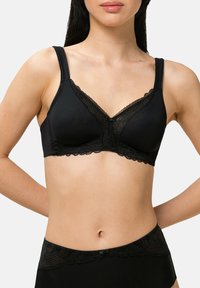 Černá podprsenka s krajkovým lemem, design ve tvaru V, nastavitelné ramínka, měkká tkanina. V kombinaci s odpovídajícími vysokými kalhotkami s krajkovými detaily.