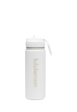 Bottiglia d'acqua bianca Lululemon con tappo a ribalta e maniglia per il trasporto mostrata su uno sfondo bianco uniforme.