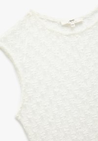 Top bianco con texture realizzato in un tessuto morbido e leggero. Presenta un collo a giro e maniche corte. L'etichetta indica la taglia XXL.