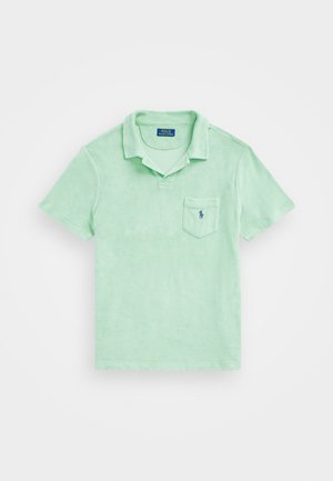 Vaaleanvihreä polo-paita, joka on valmistettu pehmeästä kankaasta. Siinä on kaulus, lyhyet hihat ja rintatasku, jossa on pieni logo.