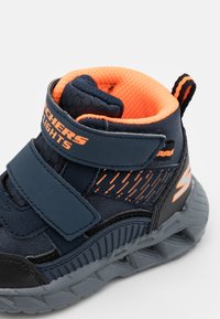 Skechers EXPOSED SIDEWALL LIGHTS - Vysoké tenisky - navy/black/orange
