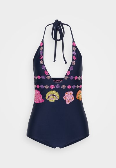 Tengerészkék egyrészes fürdőruha mély V-kivágással, színes kagyló hímzéssel és állítható pántokkal. Sima textúrájú és testhez simuló fazon.