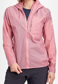 Lehká růžová nepromokavá bunda s kapucí, plným předním zipem a náprsní kapsou. Hladká textura s elastickými manžetami.