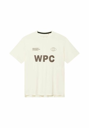 Camiseta blanca de manga corta con letras negras "WPC", un pequeño logotipo y el texto "Made by Cuera World Padel Club & Clothing Co." en el frente.