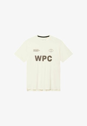 Biały t-shirt z krótkim rękawem z czarnymi literami "WPC", małym logo i tekstem "Made by Cuera World Padel Club & Clothing Co." na przodzie.