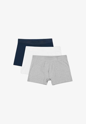 Trzy pary bokserek: granatowe z teksturowanym paskiem w pasie, białe z gładkim paskiem oraz szaro melanżowe z nadrukowanym logo.