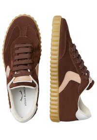 Sneaker in suede marrone con un accento color crema, suola grigia testurizzata e punta rotonda. Presenta chiusura con lacci e fodera morbida.