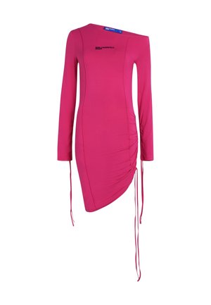 Ryškiai rožinė su ilgomis rankovėmis suknelė su asimetrišku iškirpimu, susiraukšlėjusi dešinė pusė su reguliuojamomis raištelėmis ir "Karl Lagerfeld Jeans" logotipu krūtinėje.