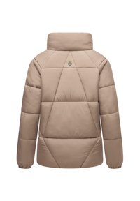 Beige gewatteerde jas met een hoge kraag, geometrisch ontwerp en een geborduurd logo op de achterkant. Glad textuur en elastische manchetten.