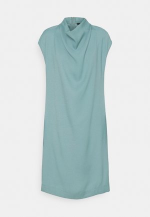 Šaty s rolákovým výstřihem v světle tyrkysové barvě. Měkká, hladká látka s krátkými rukávy a volným, splývavým střihem. Bez viditelných kování nebo vzorů.