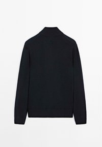 Schwarzer Pullover mit langen Ärmeln und geripptem Rollkragen, Bündchen und Saum, flach auf einem weißen Hintergrund ausgelegt, zeigt die Rückseite.