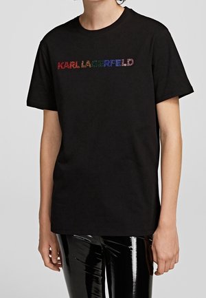 Sort T-shirt lavet af bomuld, med flerfarvet rhinsten-tekst "KARL LAGERFELD" tværs over brystet. Korte ærmer, klassisk pasform.