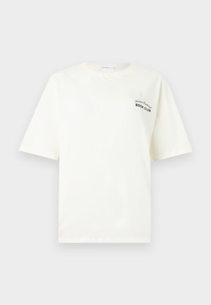 Λευκό T-shirt με κοντά μανίκια και μικρό μαύρο κείμενο "Florence Traditional BOOK CLUB" στο επάνω αριστερό μέρος του στήθους.