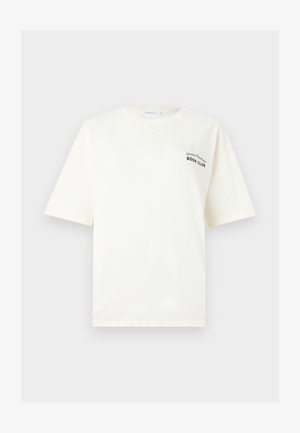 Λευκό T-shirt με κοντά μανίκια και μικρό μαύρο κείμενο "Florence Traditional BOOK CLUB" στο επάνω αριστερό μέρος του στήθους.