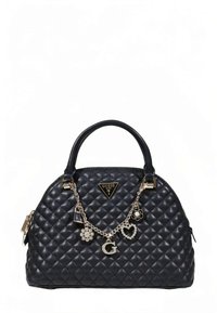 Sac à main matelassé noir avec une forme structurée. Comprend une poignée supérieure, une quincaillerie dorée et une chaîne décorative avec des breloques.