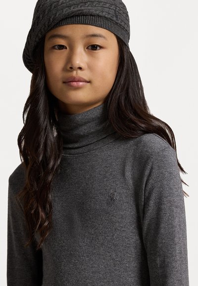 Siv turtleneck pulover z gladko teksturo in majhnim vezenim logotipom na prsih. Usklajen z ujemajočo se teksturirano sivo kapo.