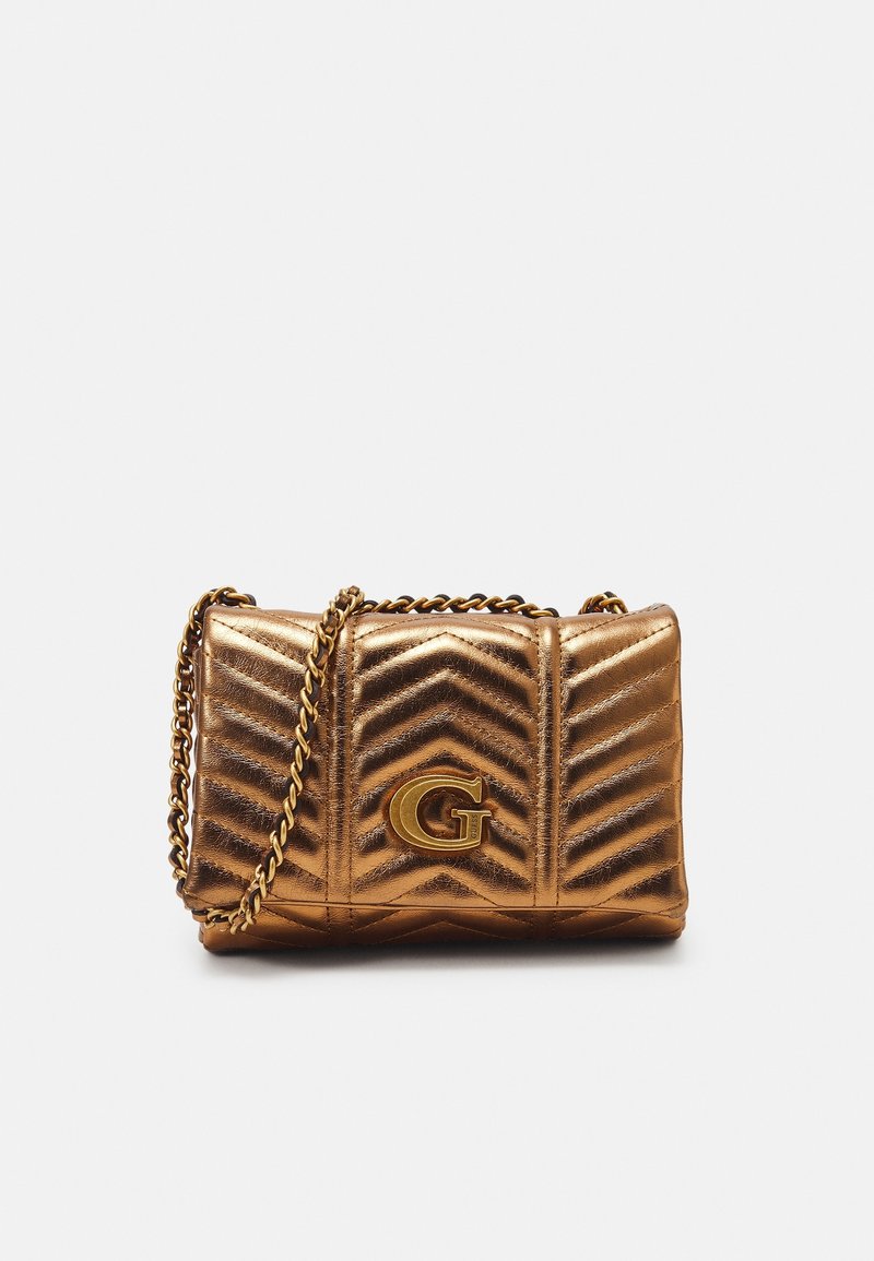 Mała metaliczna miedziana pikowana skórzana torebka z złotym łańcuszkiem i złotym logo "G" na środku przedniej części.