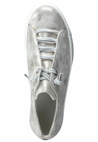 Stříbrné metalické tenisky s hladkým, reflexním povrchem; mají elastické tkaničky a bílou gumovou podrážku; minimalistický design.