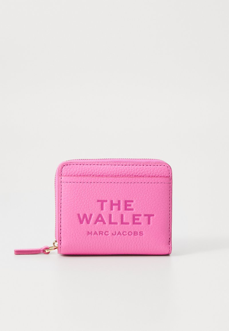 Roosa nahast rahakott tekstuuriga pinnaga, millel on reljeefne tekst "THE WALLET MARC JACOBS" ja kuldne lukk.