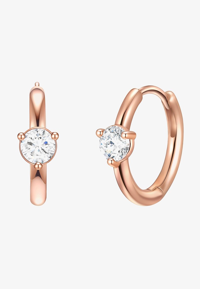Náušnice v podobe kruhov z ružového zlata s okrúhlymi, priehľadnými drahokamami upevnenými štyrmi pazúrmi, hladkým kovovým povrchom a elegantným dizajnom.