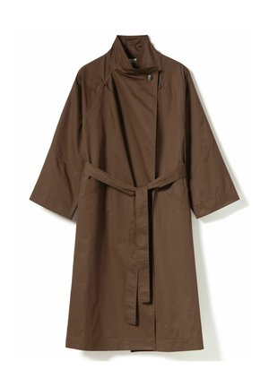 Brauner knielanger Trenchcoat mit weiten Ärmeln, hohem Kragen, Knopfverschluss am Hals und passendem Stoffgürtel, der in der Taille gebunden ist.