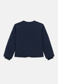 Granatowa pikowana kurtka z długimi rękawami, okrągłym dekoltem i ściągaczami na mankietach. Charakteryzuje się gładką teksturą i czystym, minimalistycznym wzornictwem.