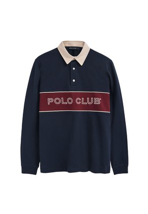 Marineblå langærmet polo shirt med en beige krave, prydet med en vinrød vandret stribe med teksten "POLO CLUB" i hvid. Materialet er 100% bomuld.