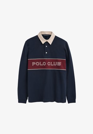 Marineblå langærmet polo shirt med en beige krave, prydet med en vinrød vandret stribe med teksten "POLO CLUB" i hvid. Materialet er 100% bomuld.