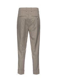 Szare, dopasowane spodnie o gładkiej fakturze, z wąskim krojem, mankietami na nogawkach, dwoma tylnymi kieszeniami oraz subtelnymi prążkami.