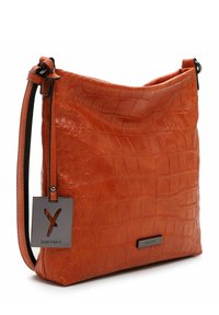 Bolso de cuero con textura de cocodrilo en color naranja, de forma plana, con correa ajustable y herrajes plateados que incluyen una etiqueta con el logotipo.