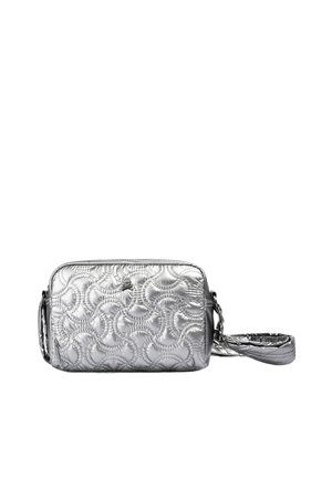Bolso bandolera plateado acolchado con un patrón texturizado, forma rectangular, cierre con cremallera y una correa de hombro texturizada y desmontable.
