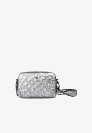 Bolso bandolera plateado acolchado con un patrón texturizado, forma rectangular, cierre con cremallera y una correa de hombro texturizada y desmontable.