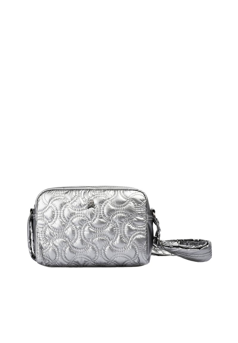 Bolso bandolera plateado acolchado con un patrón texturizado, forma rectangular, cierre con cremallera y una correa de hombro texturizada y desmontable.