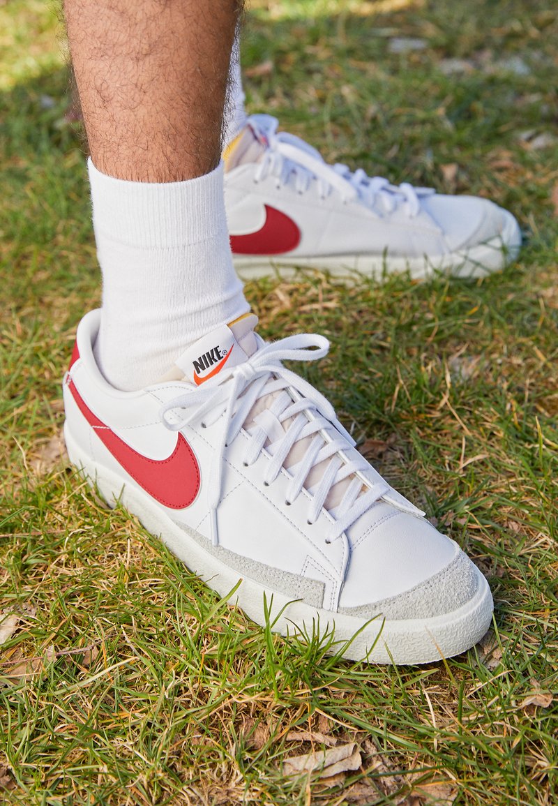 Nike Sportswear Blazer 77 Vntg Unisex Trainers White Team Red Black Team Orange White Zalando Co Uk