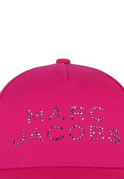 Cappellino da baseball rosa con lettere in strass che formano la scritta "MARC JACOBS" sul davanti. Silhouette strutturata con un bottone superiore.