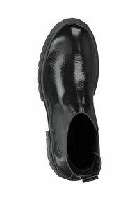 Bottine noire en matériau brillant avec des panneaux élastiques sur les côtés et une semelle en caoutchouc texturée. Dispose d'une languette à l'arrière pour un enfilage facile.