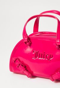 Juicy Couture KENDAL SMALL BOWLING UNISEX SET - Handbag - vivacius/fuxia