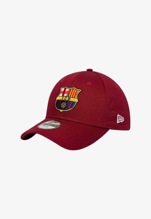 Gorra de béisbol color granate con un logo bordado del FC Barcelona en el frente. Cuenta con una visera curva y un tejido texturizado para mayor durabilidad.