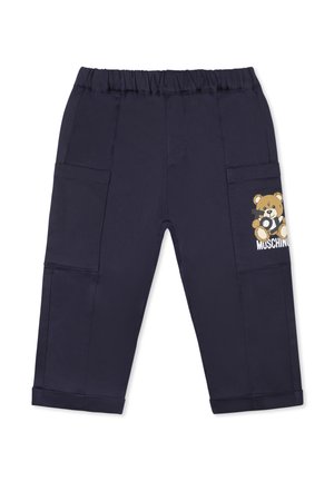 Pantaloni cargo per bambini di colore blu navy con vita elasticizzata, dotati di due tasche laterali e una stampa di un orso di peluche sulla coscia destra.