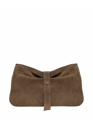 Pochette in camoscio marrone con una fascia centrale che presenta un piccolo dettaglio logo metallico, bordi inferiori arrotondati e una texture morbida e raccolta.