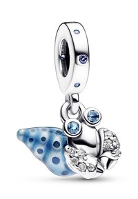 Strieborný prívesok s modrou ulitou slimáka pokrytou bodkami a designom žaby zdobený modrými a priehľadnými kryštálmi.
